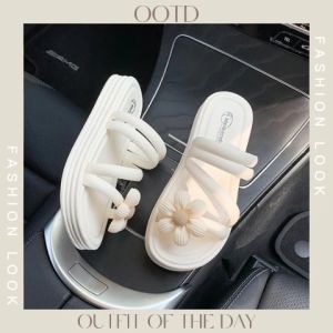 LHMonday รุ่นใหม่ รองเท้าแตะยางแฟชั่นสำหรับผู้หญิง ดีไซน์สายรัดสุดน่ารักมีตัวติดดอกไม้เพิ่มความแบ๊วใส่แล้วเท้าผ่องแน่นอนเพราะมากับโทนสีสุดสวย