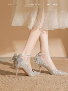 รองเท้าส้นสูงหัวแหลมแบบผูกโบว์ผีเสื้อสีเงินประดับคริสตัล รองเท้าแตะส้นบางสำหรับผู้หญิง รองเท้าแต่งงาน รองเท้าแฟชั่นฤดูร้อน รองเท้าส้นเดี่ยวแบบลำลอง