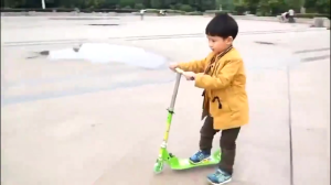 Ride-On Push Scooter for Kids Foldable with Laser Light Wheel with box