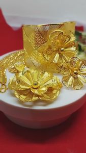 Satu Set Dubai India Gelang Kendari Kalung Liontin Cincin Berlapis Emas 24K Gold Perhiasan Hadiah Pernikahan Anti Karat Tidak Mudah Luntur Set & Paket Aksesoris