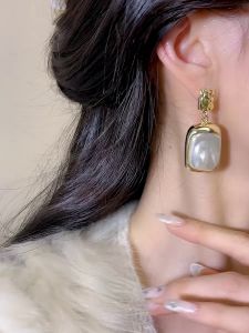 Retro Pearl Earrings for Women Elegannt Light Luxury Stud Earrings Fashion Ladies Drop Earrings