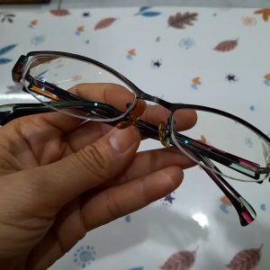 Gọng kính nhựa độc lạ đã qua Sử Dụng