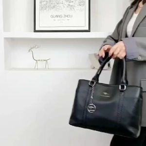 SELAMAT DATANG DI TOKO KAMI BTS_IMPORT, penjual tas wanita terbaru dengan berbagai pilihan model dan kualitas mewah! Kami menawarkan berbagai jenis tas, seperti tas jinjing wanita mewah, tas wanita praktis, dan tas kondangan wanita elegan dan murah. Dalam artikel ini, kami akan membahas lebih detail mengenai ketiga jenis tas tersebut.