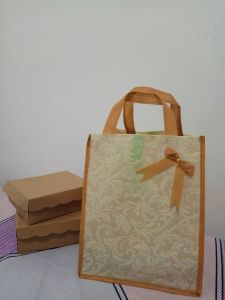 Tas hajatan EMBOSS Isi 12 pcs dengan ukuran 22 cm x 22 cm tinggi 28 cm /tas kado