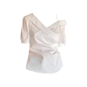 YUEZHONGWEI | เสื้อเชิ้ตแขนสั้นผู้หญิงสไตล์ฝรั่งเศส ทรงเข้ารูป ดีไซน์เก๋ไก๋ แขนกุด คอวี สีขาว ฤดูร้อน 2025 เสื้อเชิ้ตผู้หญิง