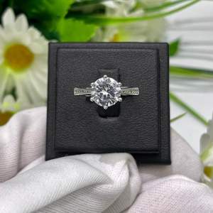 PETCHARA แหวนเพชรโมอีสหญิง 1-2 กะรัต ฝังหกหนามเตย ชูหัวมงกุฏ ตัวเรือนเงินแท้ 92.5% ชุบทองคำขาว บ่าข้างฝังเพชรแถว พร้อมใบเซอร์GRA(D2005)