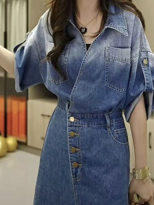 ชุดเดรสยีนส์ทรงเอเอวสูงสไตล์ฮ่องกงย้อนยุคสำหรับผู้หญิง ชุดเดรสยาวปานกลางทรงเอ กระโปรงทรงเอ แขนสั้น คอโปโล กระดุมเดียว