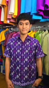 เสื้อซาฟารีชาย อัดกาวทั้งตัว ผ้าไทย พิมพ์ลาย ขอดอกรัก  กระเป๋าเอก 1 ใบ ล้วงข้าง 2 ใบ ใส่ทำงาน สีม่วง ใส่เป็นทีม พี่พิมพ์ ผ้าไทย