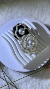 เข็มกลัดดอกโบตั๋น มุกตรงกลาง ดูเรียบหรูดูดี สไตล์แฟชั่นสาวเกาหลี มีมุกตรงกลาง ดูเรียบหรูดูดี สไตล์แฟชั่นสาวเกาหลี