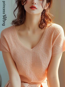 WANGGONGZHU | เสื้อสเวตเตอร์คอวีผู้หญิงแขนสั้นฤดูร้อน 2025 เสื้อผ้าทำงานสไตล์เรียบง่ายที่หรูหราและเป็นมิตรกับผู้หญิงวัย 30-34 ปี