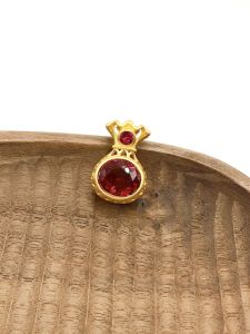 จี้ทองคำชุบทองแบบวินเทจ จี้รูปตัวล็อคทองคำชุบทอง งานฝีมือการตกแต่งสีสันที่ยั่งยืน จี้รูปทรงกลวงประดับดอกไม้