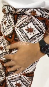 Sarung Batik Pria: Memahami & Mengenakan Sarung Gus Iqdam & Sarung Batik Lasem