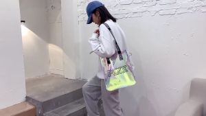 กระเป๋าสะพายข้าง กระเป๋าสะพายไหล่ สกรีนอักษร PINK (BPK002) ลายเรนโบว์ผ้าลื่น ใส่ของได้เยอะมาก สินค้าพร้อมส่ง