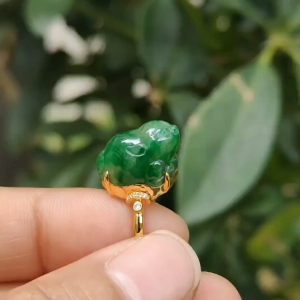 Three Legs Toad Green Natural Type A Jadeite Jade set with 18k as Ring certificate weighs 3.78 grams measurement 13.6 * 8.7 * 9.6 mm (18kring41)