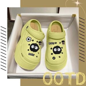 TKGirl แนะนำงานดีพร้อมส่ง รองเท้าแฟชั่นหัวโต งานเสริมส้น สูง 2.5 นิ้ว น้ำหนักเบา ใส่สบาย รุ่นนี้มาพร้อมตัวติดสุดน่ารักไว้ครีเอทรองเท้าเก๋ๆ พร้อมส่งให้เลือก 5 สี ใครชอบสีไหนรีบกดจิ้มได้เลย