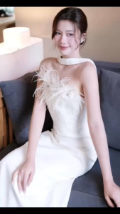 Đầm suông đính hoa lông vũ quanh ngực có kèm khăn quàng sang chảnh NEWFASHION99