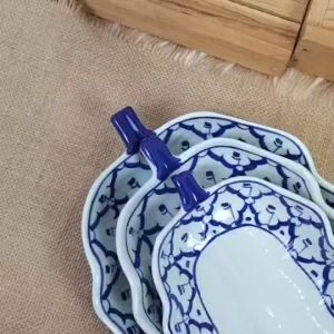 จาน จานใบตอง จานเซรามิก จานลายไทย จานทรงลึก ลายคราม  มี 3 ขนาด ขนาด 8.5นิ้ว 10.5นิ้ว 11.5นิ้ว  เข้าไมโครเวฟได้