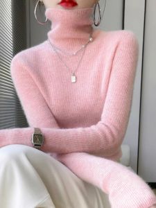 เสื้อไหมพรมคอเต่าสีชมพูเสื้อตัวในสำหรับผู้หญิงเสื้อผ้าถักคอกองแบบใหม่ใส่ในฤดูใบไม้ร่วงและฤดูหนาวสไตล์ชาแนลผ้ากำมะหยี่เยอรมันเรียบหรูใส่ด้านใน