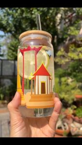 แก้วน้ำพร้อมฝาปิดไม้ไผ่และหลอดแก้วขนาดความจุ 550ml.ลายท่องเที่ยว ใส่ได้ทั้งเครื่องดื่มร้อนและเครื่องดื่มเย็นแก้วมีความแข็งแรงฝาลายไม้ไผ่เหลอดใสสะอาด สไตล์นอดิกมินิมอลทำความสะอาดง่ายปลอดภัยจากสารเคมี รักษ์สิ่งแวดล้อมเหมาะสำหรับเครื่องดื่มค๊อกทอล