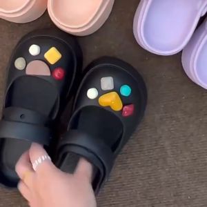 LEAShop รูปลักษณ์ใหม่สำหรับใหม่แล้ว🎊 เป็นรองเท้าแฟชั่น รองเท้าแตะผู้หญิง มี4 สีให้เลือก มากพร้อมตัวติด และทุกคนสามารถราคาได้ทุกมุม ราคาถูกมาก ไม่มีพลาด💰