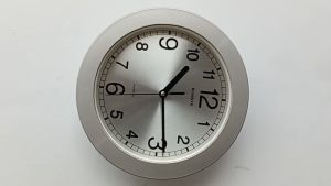 Jam Dinding Minimalis Ukuran Medium Kamar Ruang Tamu Kantor Kualitas Awet Diameter 26cm Mesin Asli Diamond