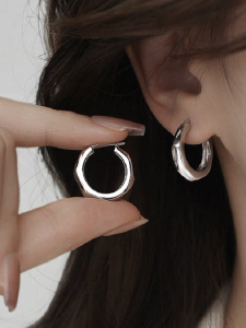 ต่างหูเงิน S925 สำหรับผู้หญิง ดีไซน์เนอร์สไตล์ฝรั่งเศส ต่างหูแบบห่วงเงินสีบริสุทธิ์ เครื่องประดับแฟชั่นระดับไฮเอนด์