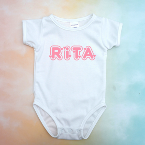 บอดี้สูทเด็ก สกรีนชื่อ ฟอนต์ชมพู หัวใจ เสื้อผ้าเด็ก ชุดเด็กอ่อน จั้มสูทเด็ก