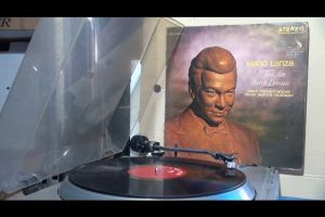 1 แผ่นเสียง 12นิ้ว H82 MARIO LANZA แผ่น VG++ ริ้วรอยบาง เสียงรบกวน นิด หน่อย ไม่มีรอยลึก แผ่นล้างทำความสะอาด พิจารณาVG ตำหนิคอบนขาด