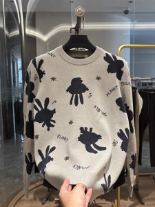 เสื้อสเวตเตอร์ถักคอตตอนผสมขนสัตว์สำหรับผู้ชาย ทรงหลวม ลายการ์ตูน แขนยาว ทรงปกติ ฤดูใบไม้ร่วง 2025 แฟชั่น