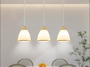 โคมไฟแขวนสไตล์นอร์ดิกย้อนยุค 3 หัว โคมไฟระย้าแก้วฐานไม้เนื้อแข็งสำหรับห้องนั่งเล่น ห้องอาหาร คาเฟ่ ครัว บาร์