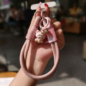 สายรัดข้อมือโทรศัพท์แบบสั้น สายรัดกระเป๋า จี้รูปดอกไม้ จี้กุญแจ สายรัดกล้อง สายรัดโทรศัพท์แบบป้องกันการสูญหายสำหรับผู้หญิง ของใหม่