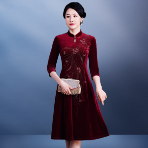 ชุดกี่เพ้าผ้ากำมะหยี่สีทองหรูหราสำหรับคุณแม่เจ้าสาว ฤดูใบไม้ร่วง/ฤดูหนาว ชุดราตรียาวปานกลาง เสื้อผ้าทำงาน ทรงสลิมฟิต