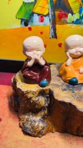 Bộ Tượng 4 Chú Tiểu Cầu An Chất liệu men tốt Thiết kế nhẹ nhàng trang nhã Để trang trí nhà cửa xe hơi.