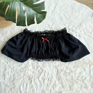 ALLY TOP เสื้อครอปแขนบอลลูน แต่งลูกไม้ ติดโบว์ ผ้าครัช