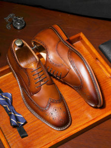 รองเท้าแต่งงานแบบมีลวดลายบล็อกสไตล์อังกฤษสำหรับผู้ชาย หนังแท้ สีน้ำตาล ทรงธุรกิจ ระบายอากาศได้ดี หัวเข็มขัด ทรงสี่เหลี่ยม รองเท้าหนังแบบสวม