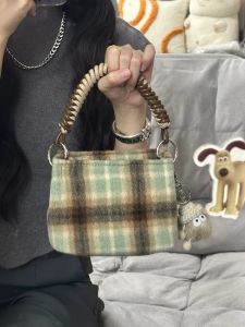 กระเป๋าถือผ้าขนสัตว์ กระเป๋าสะพายข้างแบบสะพายข้างสำหรับผู้หญิง กระเป๋าถือขนาดเล็กสำหรับใส่ไปทำงาน ดีไซน์เรียบง่าย สไตล์เกาหลี ฤดูใบไม้ผลิและฤดูร้อน กระเป๋าถือแบบสะพายข้างแบบลำลอง