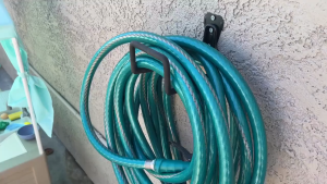 Hodeso Heavy Duty Wall Hook Garden Hose Holder Wall Mounted Metal Hook Organizer Outdoor