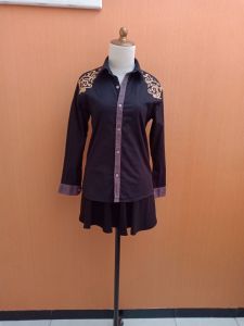 atasan kemeja wanita hitam M lengan panjang kerja kuliah ada motif batik di bahu