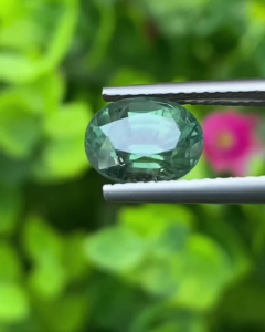 พลอย เขียวส่อง Green Sapphire 2.60 กะรัต (Cts.) ดิบ Unheated พลอยแท้ อัญมณีมงคลประจําวันเกิด เครื่องประดับพลอย