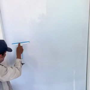 ผู้ใช้สีขาวเงา สติ๊กเกอร์พีวีซี ขนาดหน้า 53cm x 1.2m ที่มีรูปแบบขนาดหน้ากว้าง-ขาวด้าน รหัส #941, #942, #5000 ยี่ห้อฟู่ซู่ที่ไดร้อง ใช้ไดคัท ในการติดตกแต่ผ้าป่าที่เหมาะสม