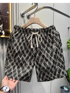 กางเกงขาสั้นผู้ชายลายสก็อตสุดเท่ กางเกงขาสั้นลำลองฤดูร้อนชายหาด กางเกงขายาว 3/4 ทรงตรง ผ้าโพลีเอสเตอร์ ระบายอากาศได้ดี ยืดหยุ่นเล็กน้อย