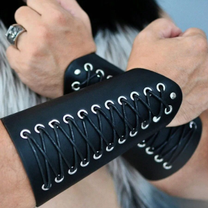 2pcs Black Lace-Up Viking Wristbands PU Leather Medieval Bracer Arm Guards For Renaissance Faire Halloween Cosplay Costume