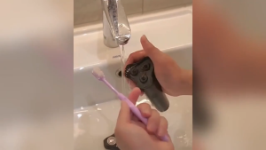 【จัดส่งฟรี】เครื่องโกนหนวดไฟฟ้า หน้าจอ LCD ขนาดเล็ก แบบพกพา ชาร์จไฟได้ สําหรับผู้ชาย