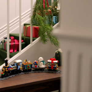 LEGO Icons 10361 Holiday Express Train (956 Pieces)