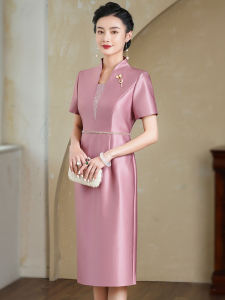ชุดกี่เพ้าสีชมพูหรูหราสำหรับคุณแม่ ชุดราตรียาวปานกลาง แขนสั้น ชุดแต่งงานฤดูร้อนสำหรับผู้หญิง ชุดกี่เพ้าแบบลำลอง