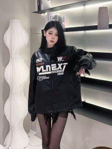 เสื้อแจ็คเก็ตมอเตอร์ไซค์สไตล์อเมริกัน แจ็คเก็ตหนัง ฤดูใบไม้ผลิ ฤดูใบไม้ร่วง แฟชั่นใหม่ หลวมๆ คู่รัก เสื้อคลุมมอเตอร์ไซค์สุดเท่ คอตั้ง