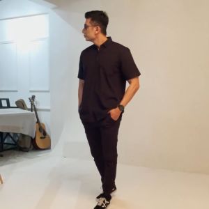 Fitinsize Kemeja Pria Polos Lengan Pendek Biru Navy