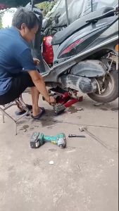 ลิฟท์ยกมอเตอร์ไซค์ 500KG แพลตฟอร์มยกรถจักรยานยนต์ เครื่องมือซ่อมครถจักรยานยนต์ขนาดใหญ่ แท่นซ่อมแจ็คยกรถจักรยานยนต์แบบพกพาMoterbike Lift Jack(ร้านค้าไทย）