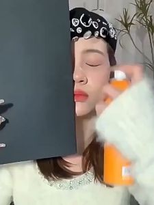 Han Lun Mei Yu VC Setting Soft Focus Makeup Hydrating Anti-oxidation Clear and Long-lasting 维C定妆喷雾保湿控油轻薄服帖持久不易脱妆散