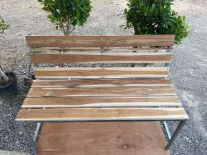 ชุดโต๊ะเก้าอี้ไม้เป็นซีม้านั้งผนักพิงสนามนั่งเล่นในสวน ขนาดโต๊ะ ยาว-สูง-กว้าง 100x70x40cmโต๊ะตั้งร้านกาแฟ โต๊ะวางของรองเท้า โต๊ะวินเทลอเนกประสงค์ น้ำหนักเบาสด้วกในการเคลื่อนย้าย รับน้ำหนักได้ 200 กิโลกรัม แข็งแรง ไม้สัก+ขาเหล็ก